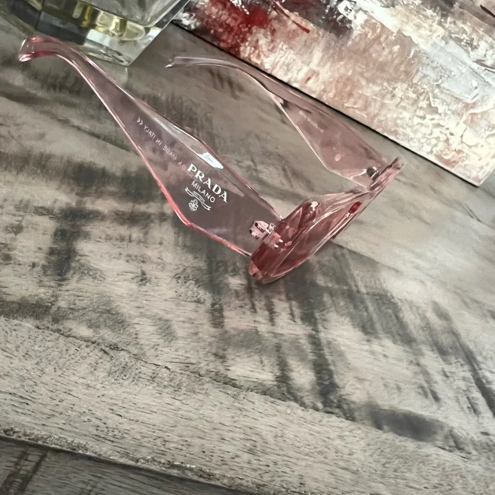 ⭐️SOLD!!⭐️Pink Rectangular Sunglasses - Picture 2 of 4